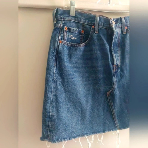 Levi’s Deconstructed Denim Mini Skirt Nwot Size 31 Festival Raw Hem - Picture 6 of 10